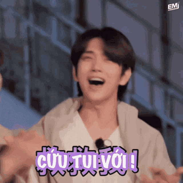 a young man is laughing with the words cuu tui voi in purple letters