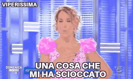 a woman in a pink dress says una cosa che mi ha scioccato