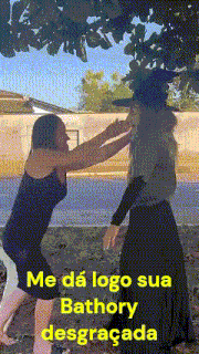 two women are fighting with the words me da logo sua bathory desgracada