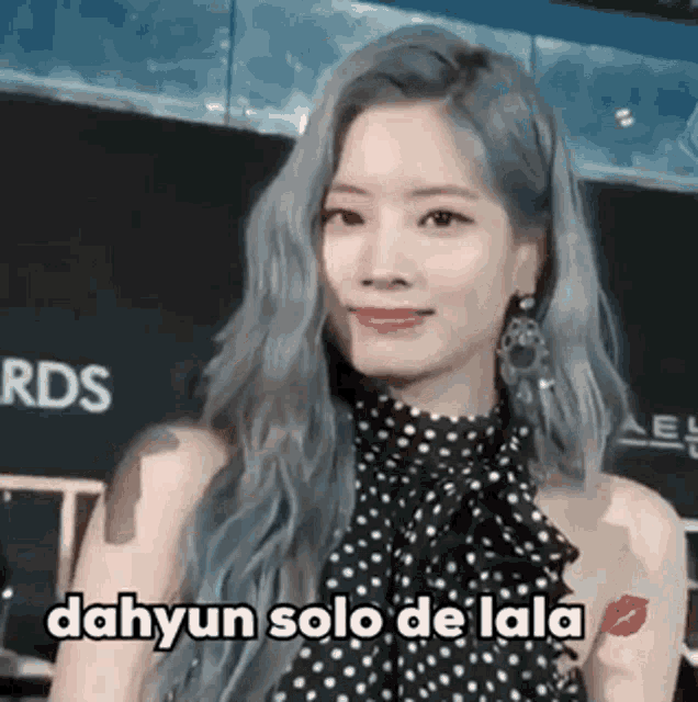 a woman with gray hair is wearing a black and white polka dot dress and says dahyun solo de lala on the bottom