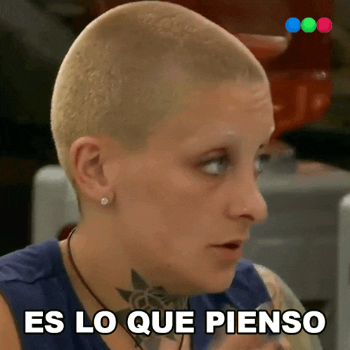 a woman with a shaved head has the words es lo que pienso above her head