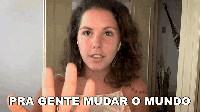 a woman says pra gente mudar o mundo