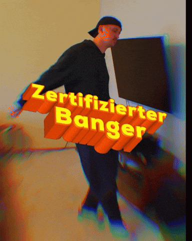 a man holding a sign that says " zertifizierter banger "