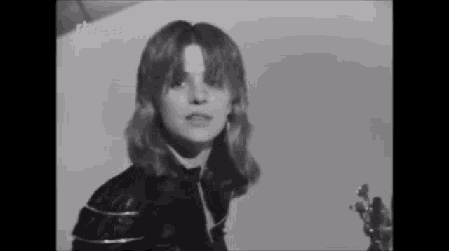 a black and white photo of a woman with the words rtve.es written on the bottom