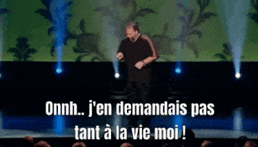 a man stands on a stage and says onnh j'en demandais pas