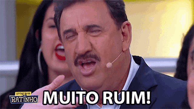 a man with a microphone on his head says muito ruim