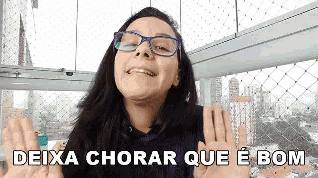 a woman wearing glasses says deixa chorar que é bom