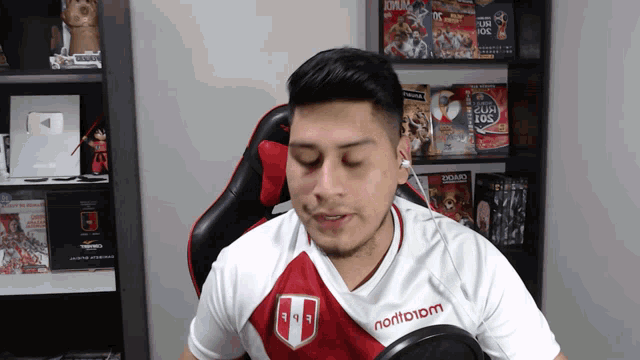 a man wearing a white and red shirt with the word northatom on it