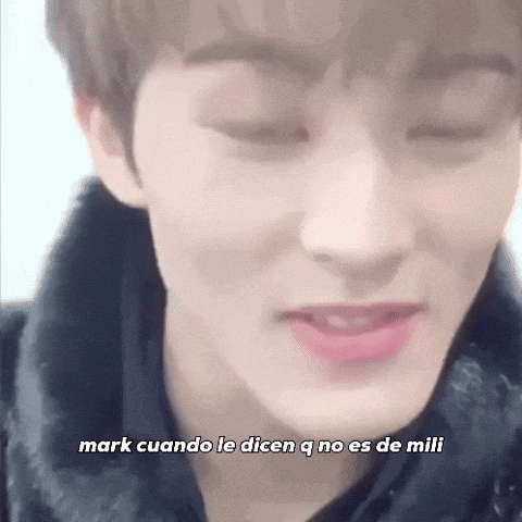 a close up of a person 's face with a caption that says mark cuando le dicen q no es de mili