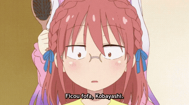 a cartoon of a girl brushing her hair with the words ficou fofa kobayashi below her