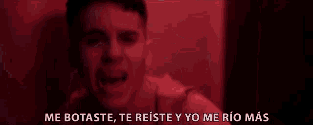 a close up of a man 's face with the words me botaste te reiste y yo me rio mas below him