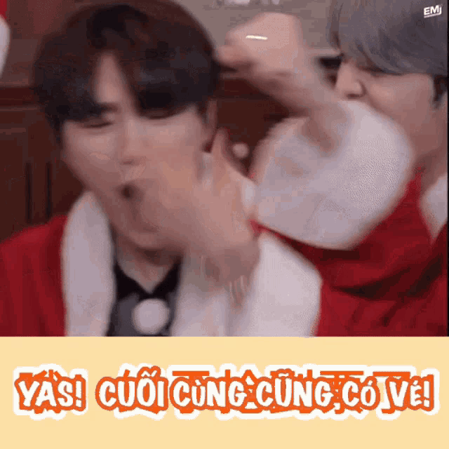 a blurred image of two men with the words yas ! cuoi cong cong co ve