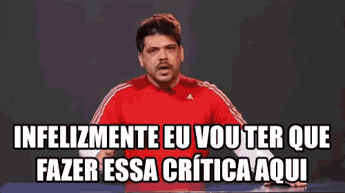 a man in a red shirt is standing in front of a sign that says infelizmente eu vou ter que fazer essa critica aqui