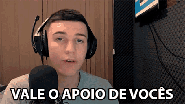 a young man wearing headphones stands in front of a microphone with the words vale o apoio de voces below him