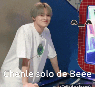 a man in a white shirt is standing in front of a machine that says " chene solo de beee "