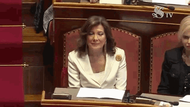 Elisabetta Casellati Trottolino Amoroso GIF - Elisabetta Casellati Trottolino Amoroso Senato GIFs