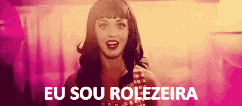 a woman in a plaid dress is standing in front of a pink background with the words eu sou rolezeira written on it .