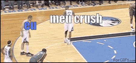 a basketball game is being played on a court that says meu crush eu