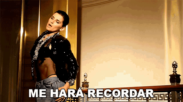 a woman stands in front of a sign that says me hara recordar on it