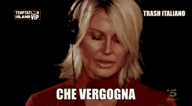 a woman wearing headphones says che verogna in a foreign language