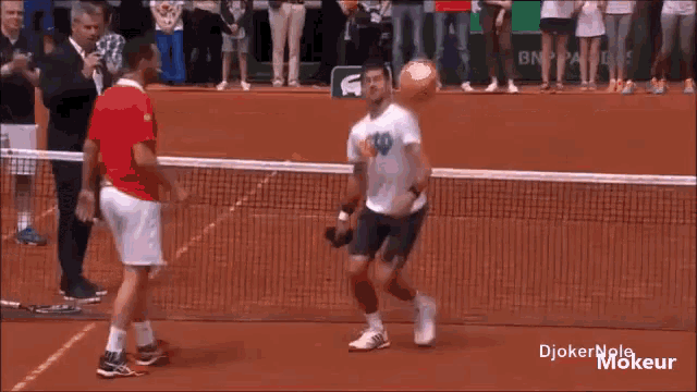 Novak Djokovic Juega Con Una Pelota GIF - Pelota Tenis Roland Garros GIFs