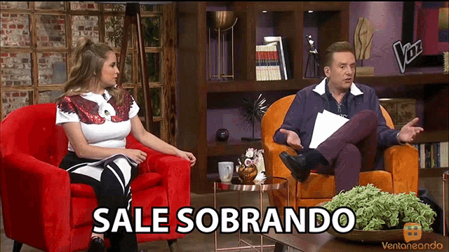a woman sits in a red chair next to a man in an orange chair and the words sale sobrando are on the screen