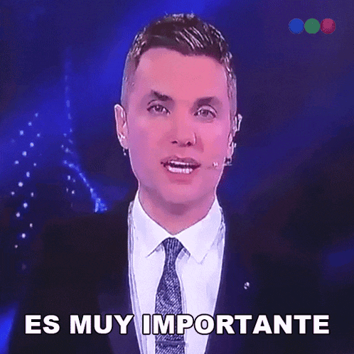 a man in a suit and tie says " es muy importante " in front of a blue background