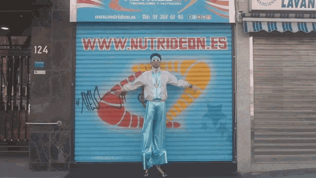 a person standing in front of a store that says www.nutrideon.es on it