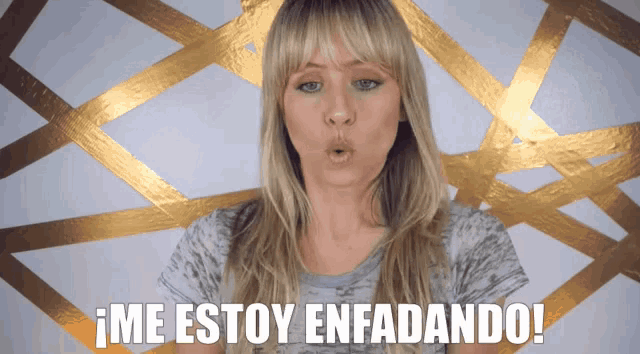 a woman says me estoy enfadando with a gold background