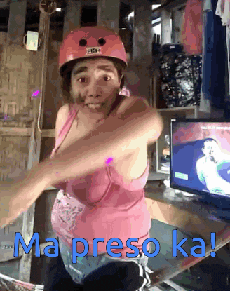 a woman wearing a helmet and a pink tank top says ma preso ka !