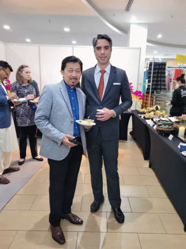 With Harris At Thai Food Bazaar GIF - With Harris At Thai Food Bazaar GIFs