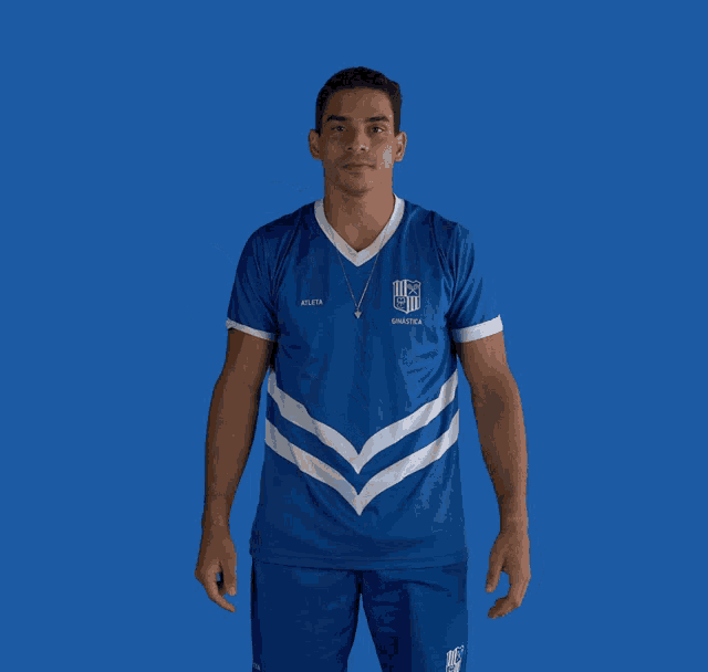 a man wearing a blue shirt that says ufmg on it