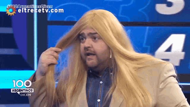 a man with long blonde hair is on a television show called 100 argentinos dicen