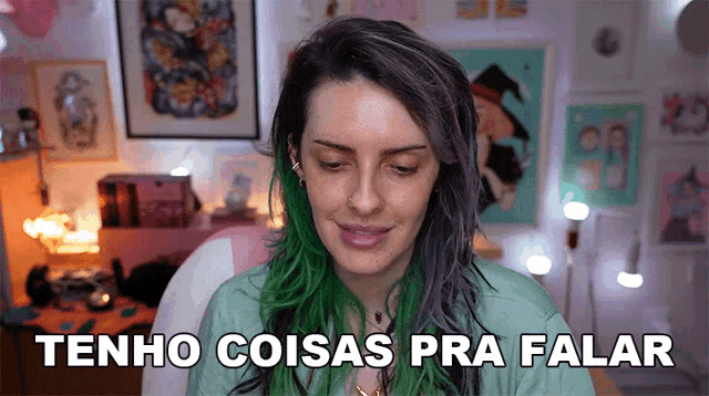 a woman with green hair has the words tenho coisas pra falar above her