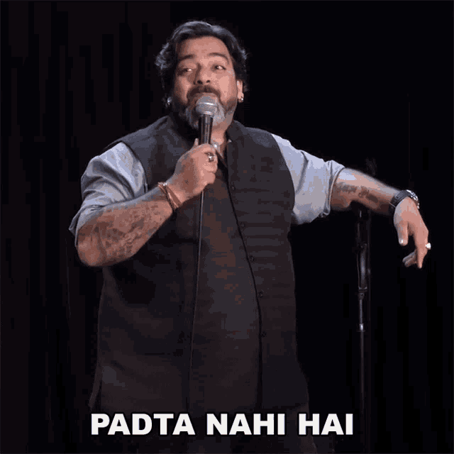 a man stands in front of a microphone with the words padta nahi hai written below him