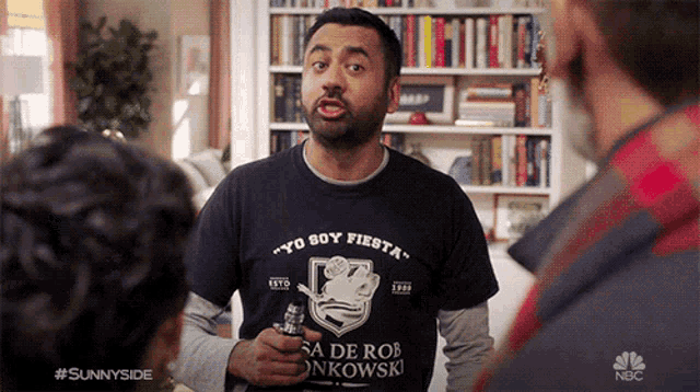a man wearing a t-shirt that says " yo soy fiesta " on it