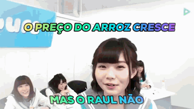 a group of girls are sitting in front of a sign that says o preço do arroz cresce mas o raul não .