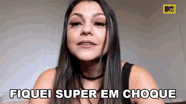 a woman says fiquei super em choque in a foreign language