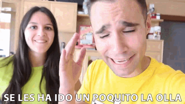 a man in a yellow shirt says se les ha ido un poquito la olla in front of a woman in a green shirt
