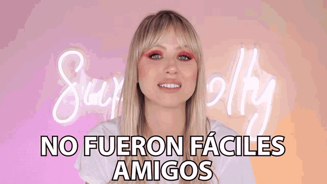 a blonde woman says no fueron faciles amigos in spanish