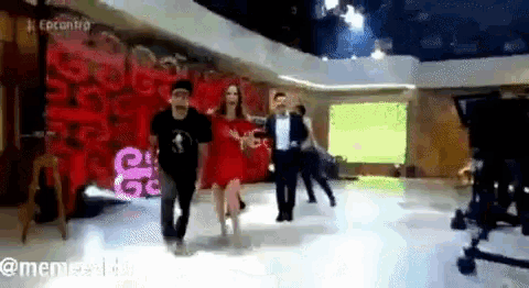 a group of people are dancing on a stage in front of a sign that says encontro on it