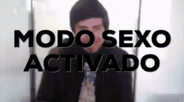 a man stands in front of a sign that says " modo sexo activado "