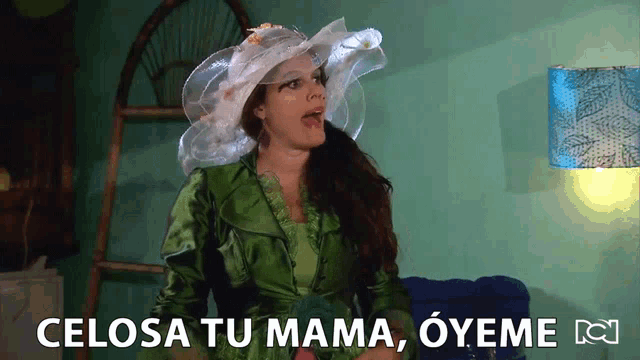 a woman in a green dress and white hat says celosa tu mama oyeme