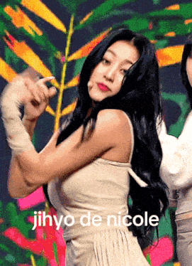 jihyo de nicole is the name of the woman dancing