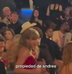 a group of people sitting in a room with the words propiedad de andrea on the bottom right