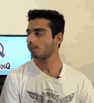 a man wearing a white t-shirt that says patrulha