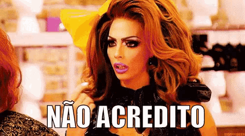 a drag queen with purple lipstick is making a funny face and says `` não acredita '' .