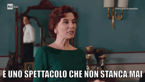 a woman in a green dress says e uno spettacolo che non stanza mai