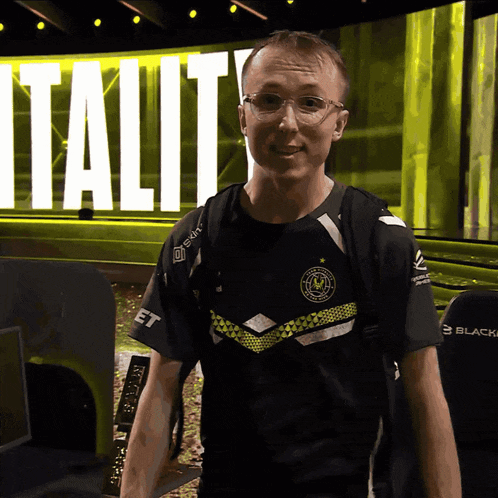a man stands in front of a sign that says italit on it