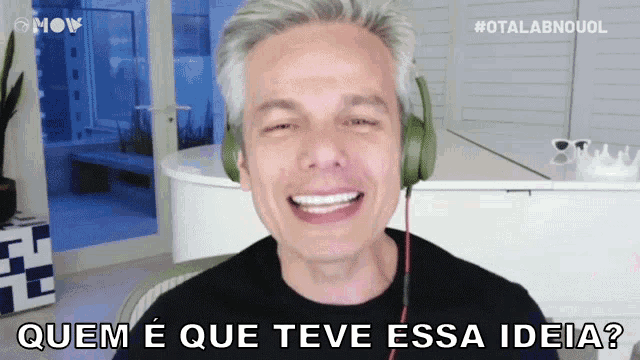 a man wearing headphones is smiling with the words quem e que teve essa ideia below him